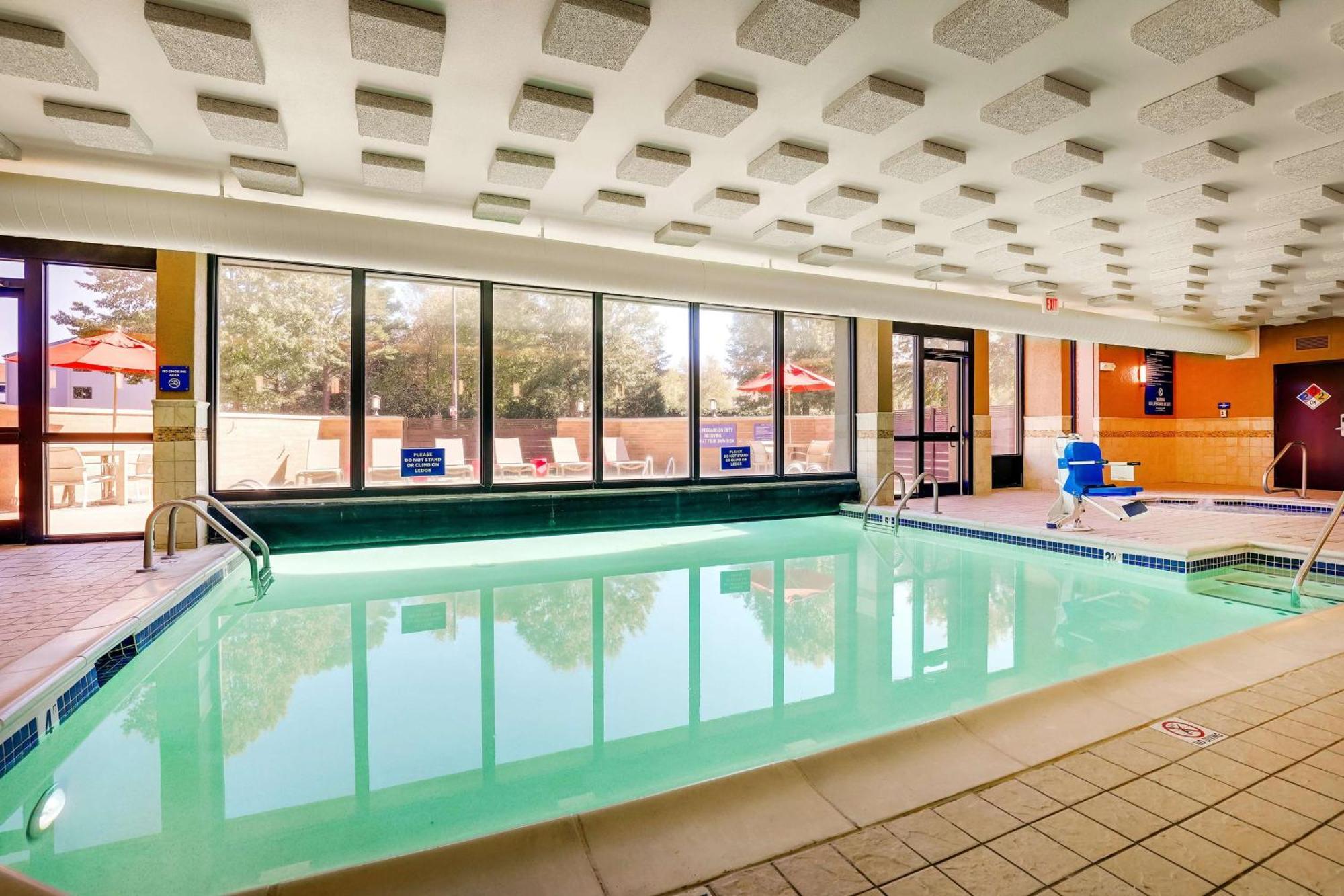 Drury Inn & Suites Charlotte University Place Bagian luar foto