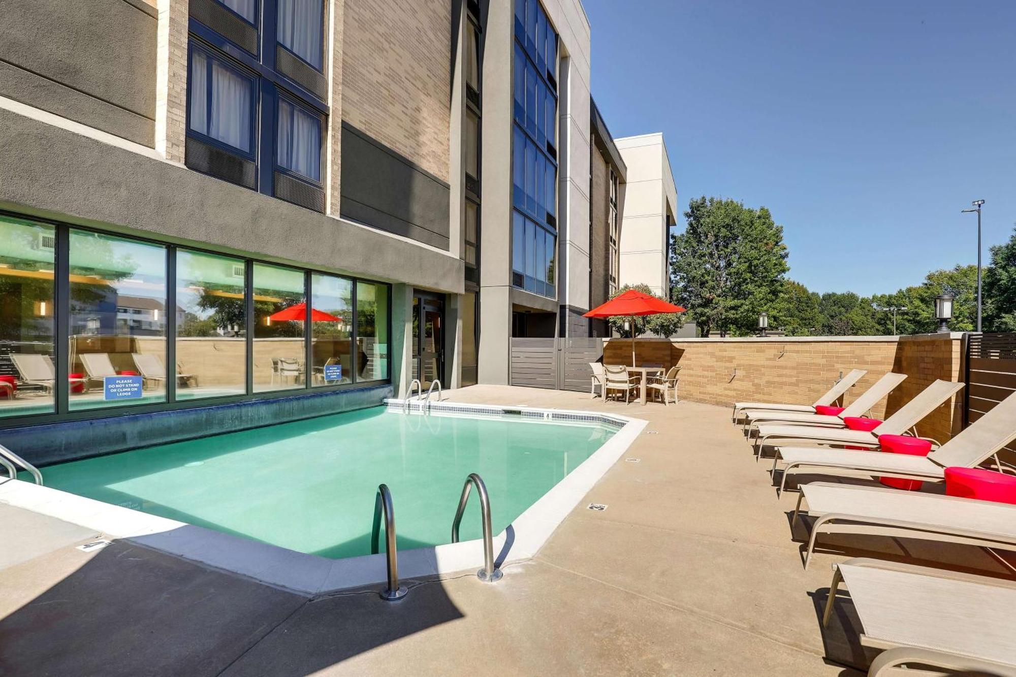Drury Inn & Suites Charlotte University Place Bagian luar foto
