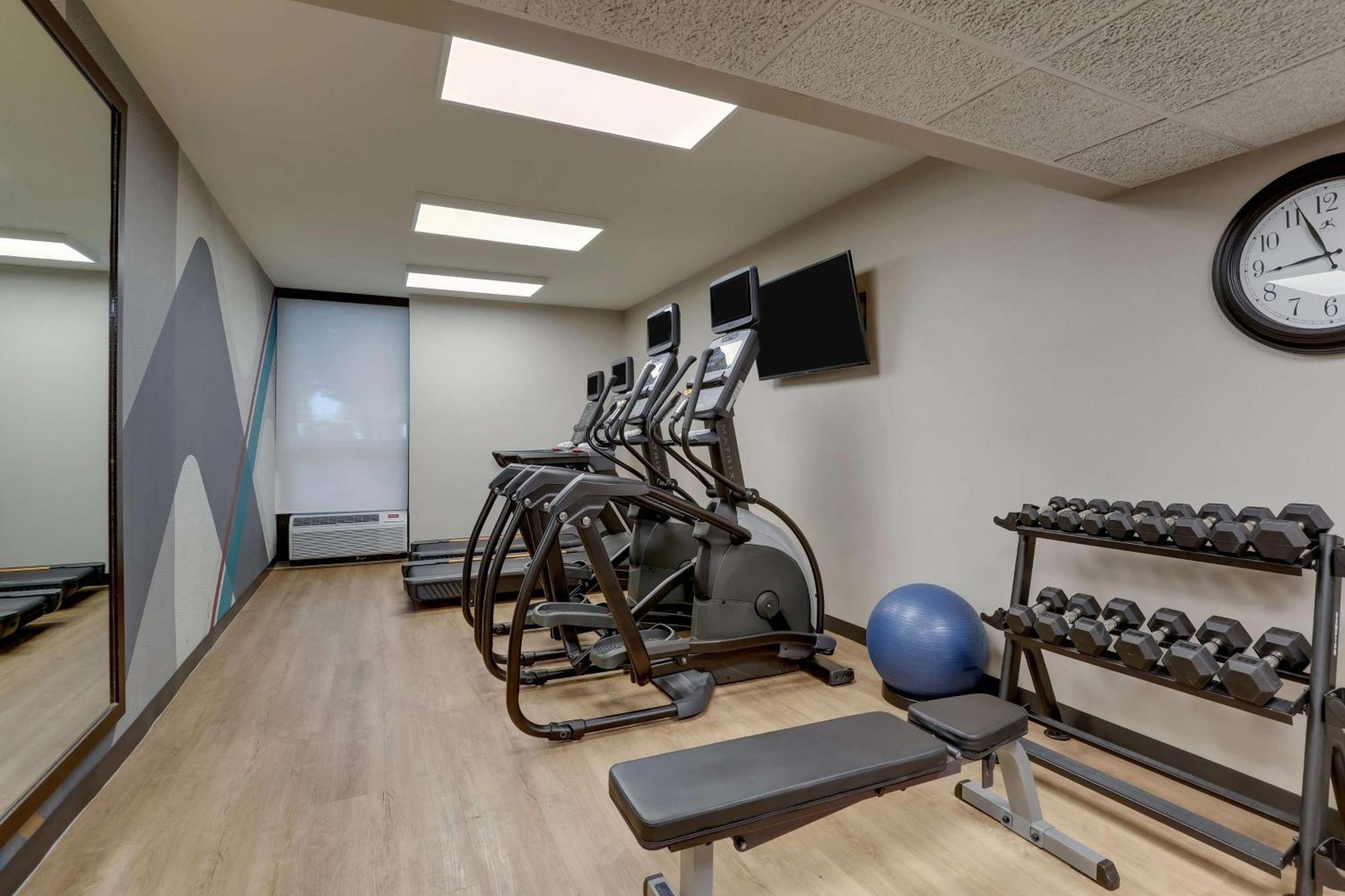Drury Inn & Suites Charlotte University Place Bagian luar foto