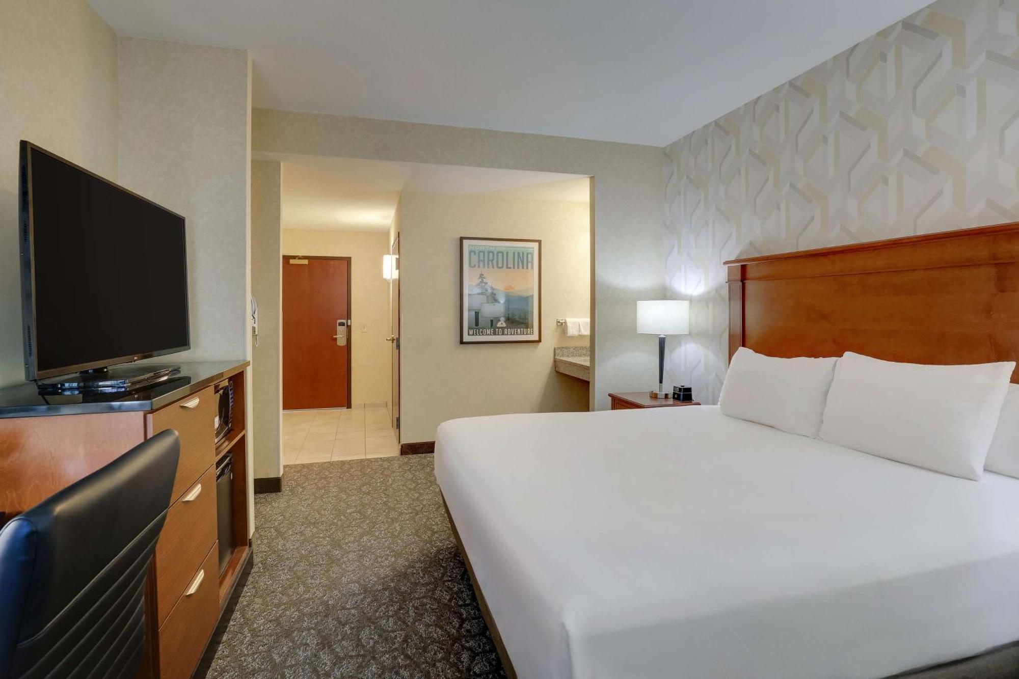 Drury Inn & Suites Charlotte University Place Bagian luar foto