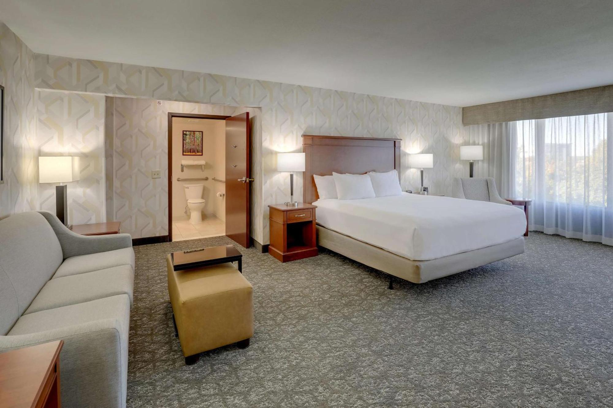 Drury Inn & Suites Charlotte University Place Bagian luar foto