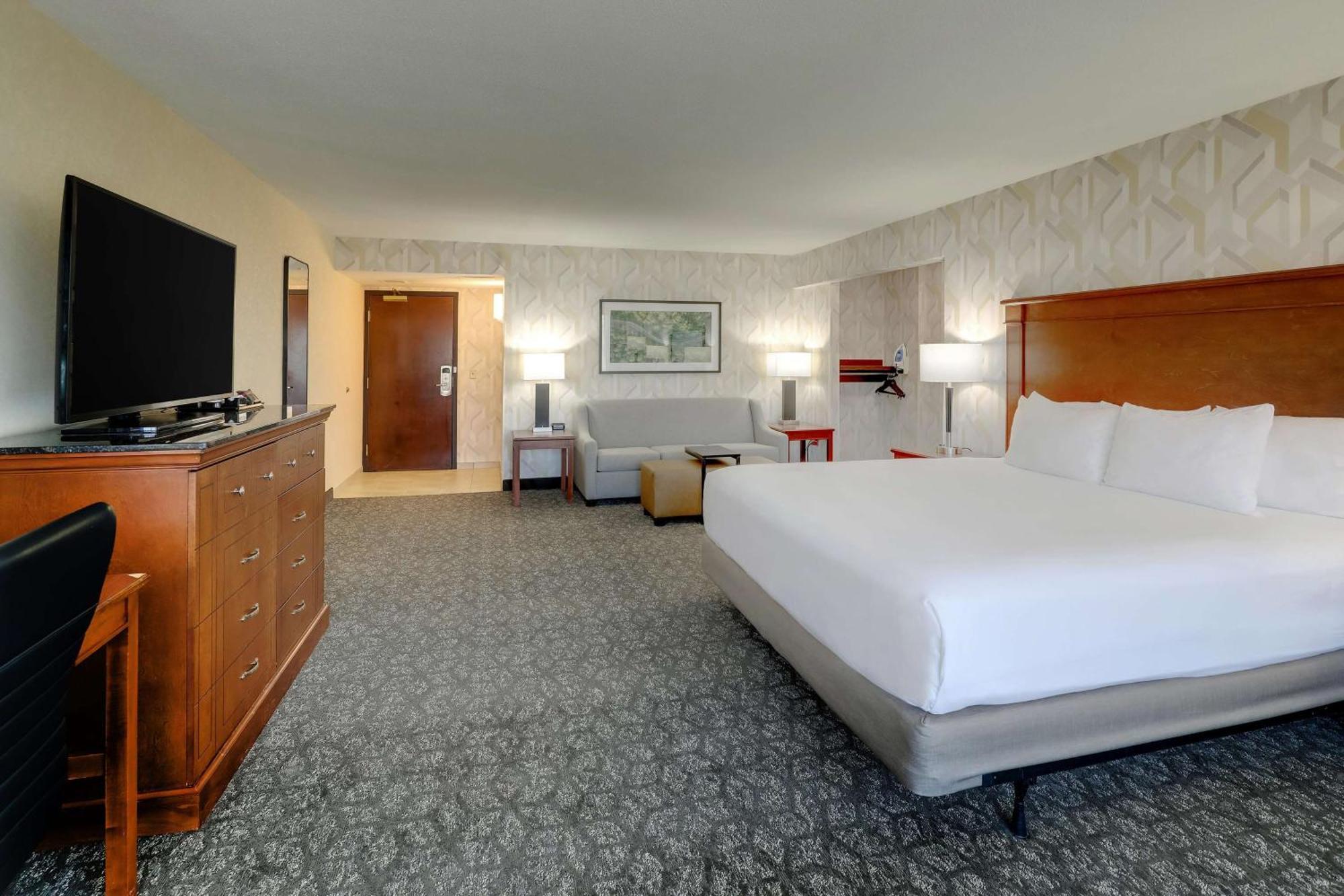 Drury Inn & Suites Charlotte University Place Bagian luar foto