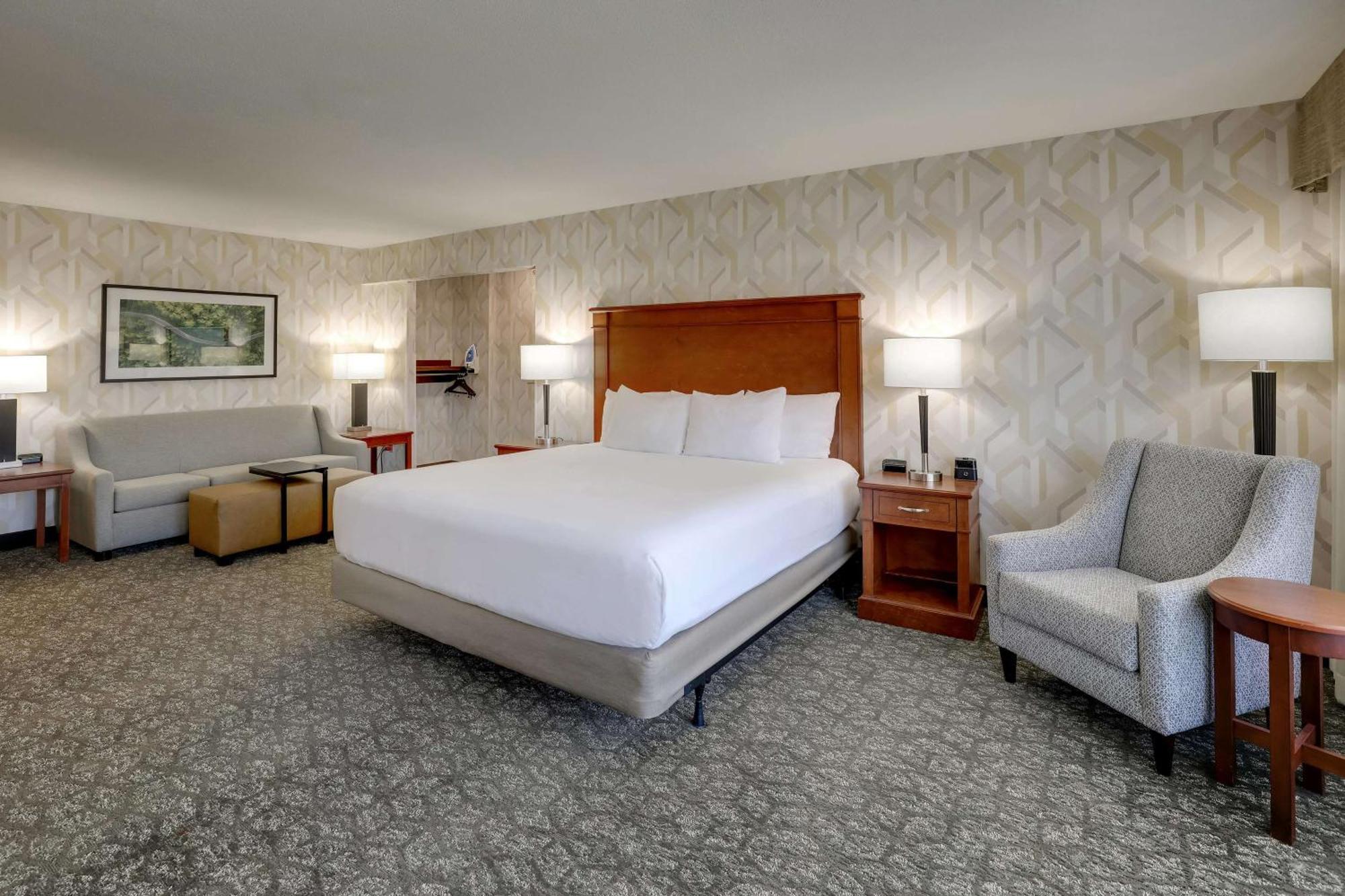 Drury Inn & Suites Charlotte University Place Bagian luar foto