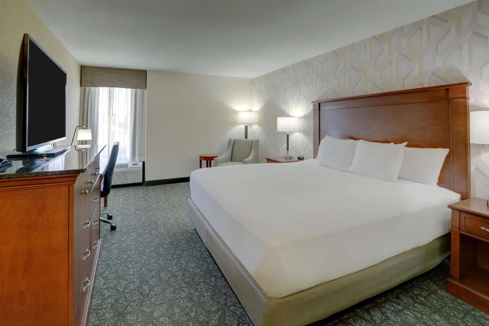Drury Inn & Suites Charlotte University Place Bagian luar foto