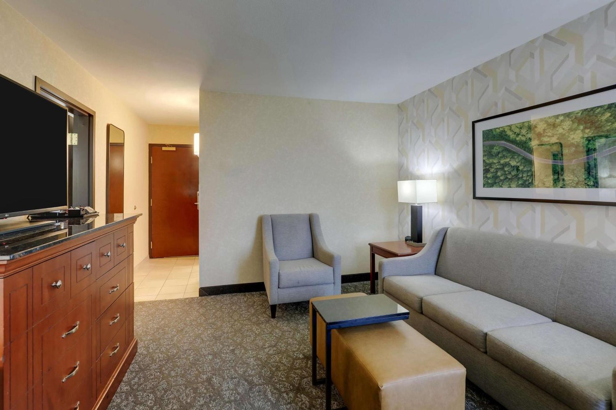 Drury Inn & Suites Charlotte University Place Bagian luar foto