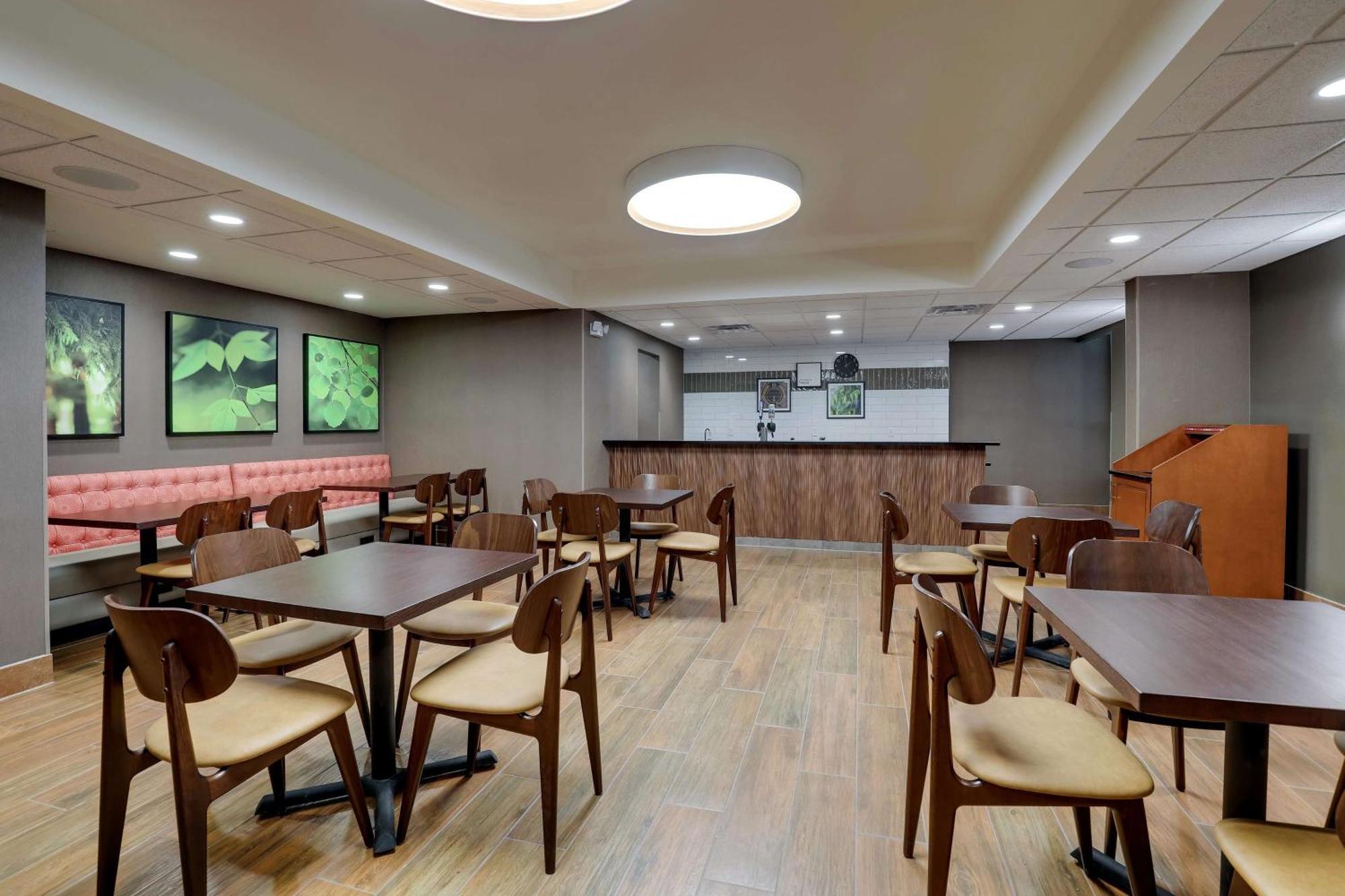 Drury Inn & Suites Charlotte University Place Bagian luar foto