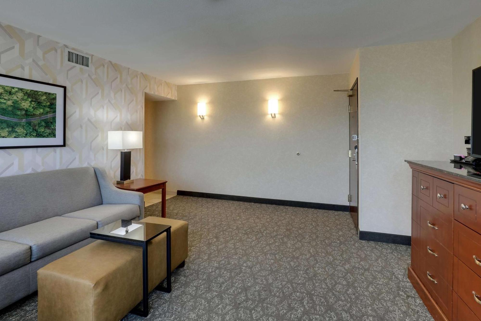 Drury Inn & Suites Charlotte University Place Bagian luar foto