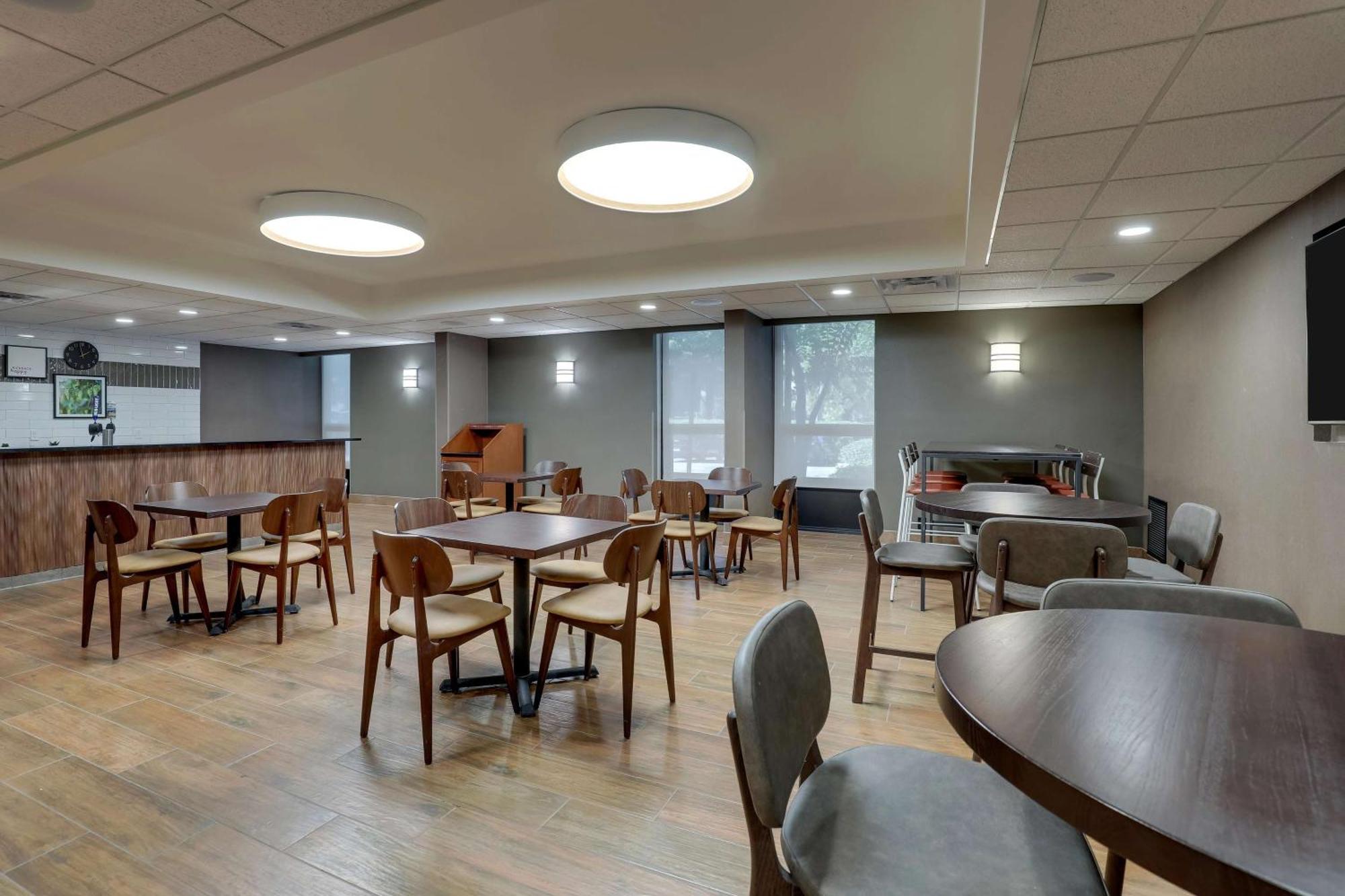 Drury Inn & Suites Charlotte University Place Bagian luar foto