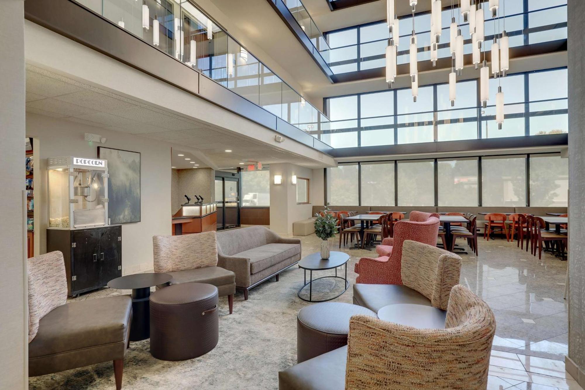 Drury Inn & Suites Charlotte University Place Bagian luar foto