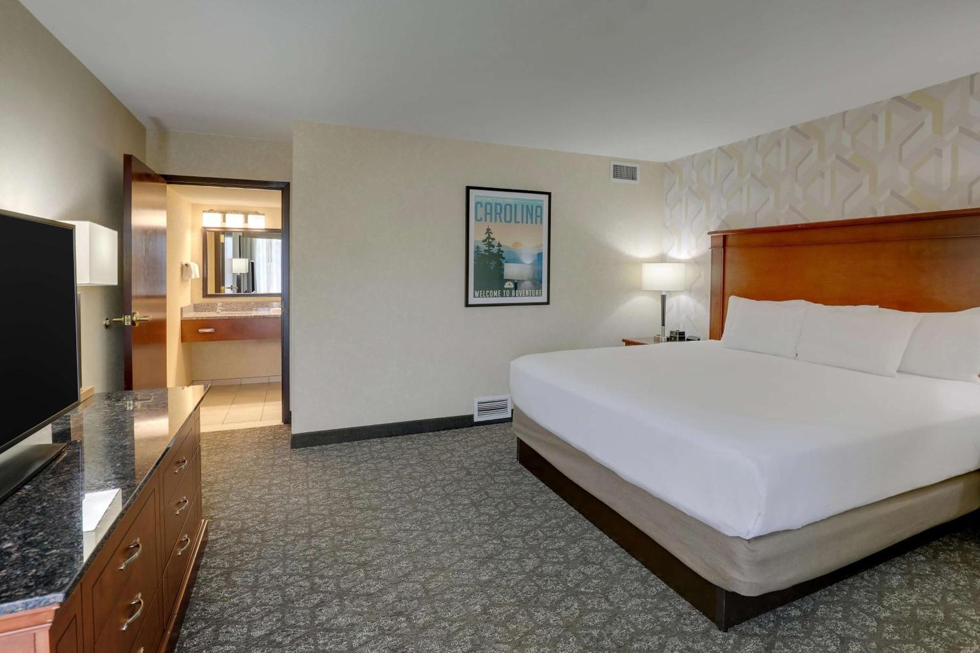 Drury Inn & Suites Charlotte University Place Bagian luar foto