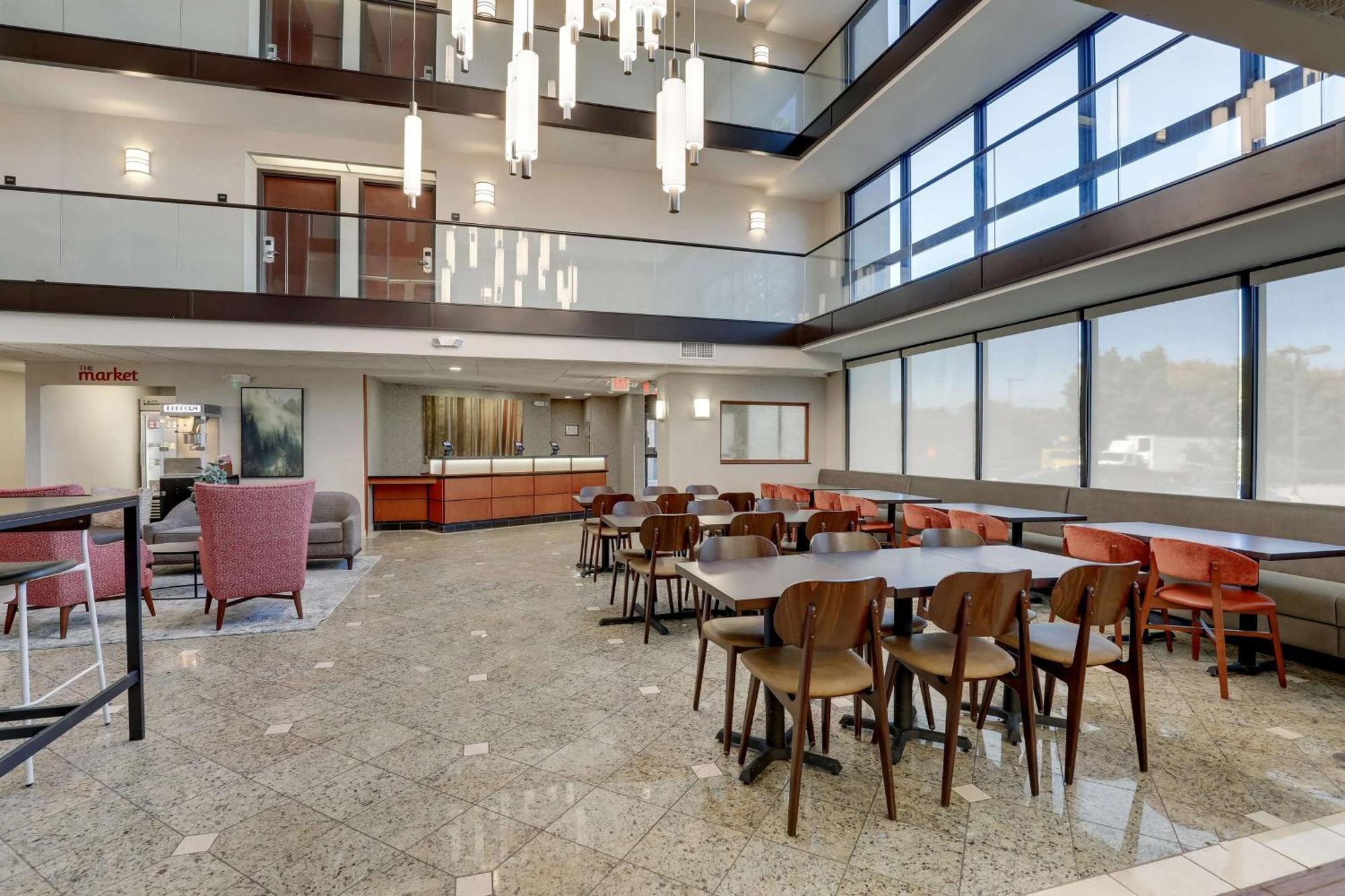 Drury Inn & Suites Charlotte University Place Bagian luar foto
