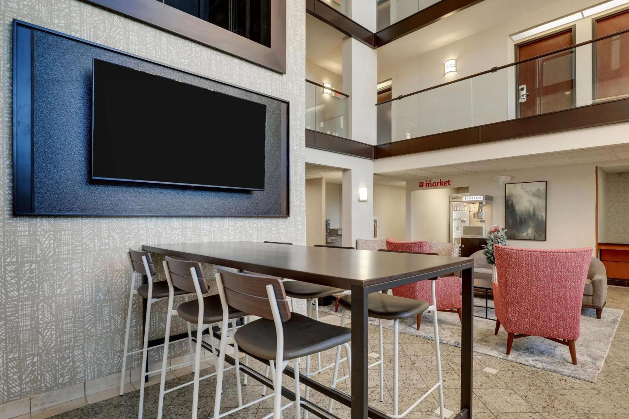Drury Inn & Suites Charlotte University Place Bagian luar foto