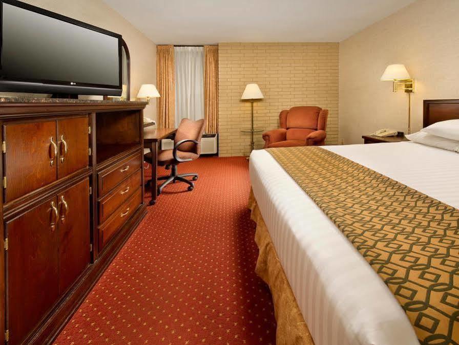 Drury Inn & Suites Charlotte University Place Bagian luar foto